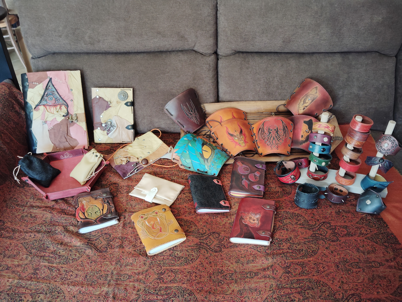 Présentation divers articles de cuir de Aeryne Leather